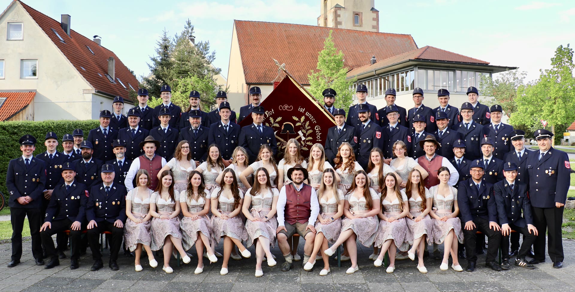 FFW Ehingen Wehr und Festdamen beim 150-jährigen Jubiläum