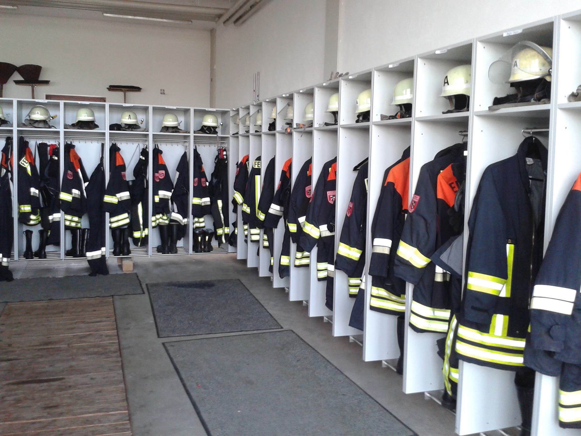 neue Kleiderschränke für unser Feuerwehrhaus