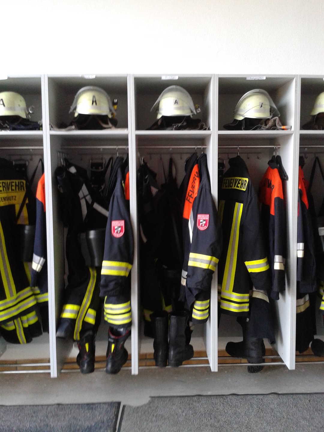 neue Kleiderschränke für unser Feuerwehrhaus