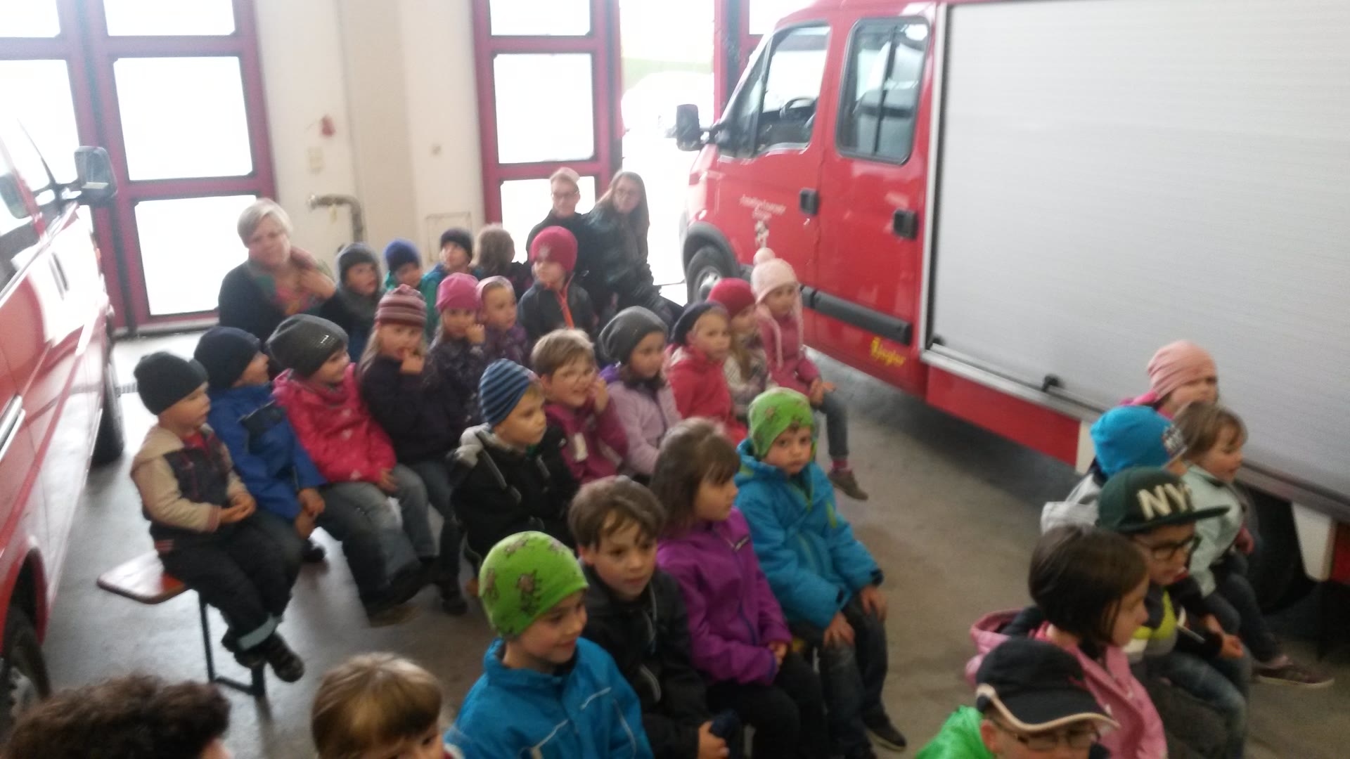 Kindergarten zu Besuch bei der Feuerwehr