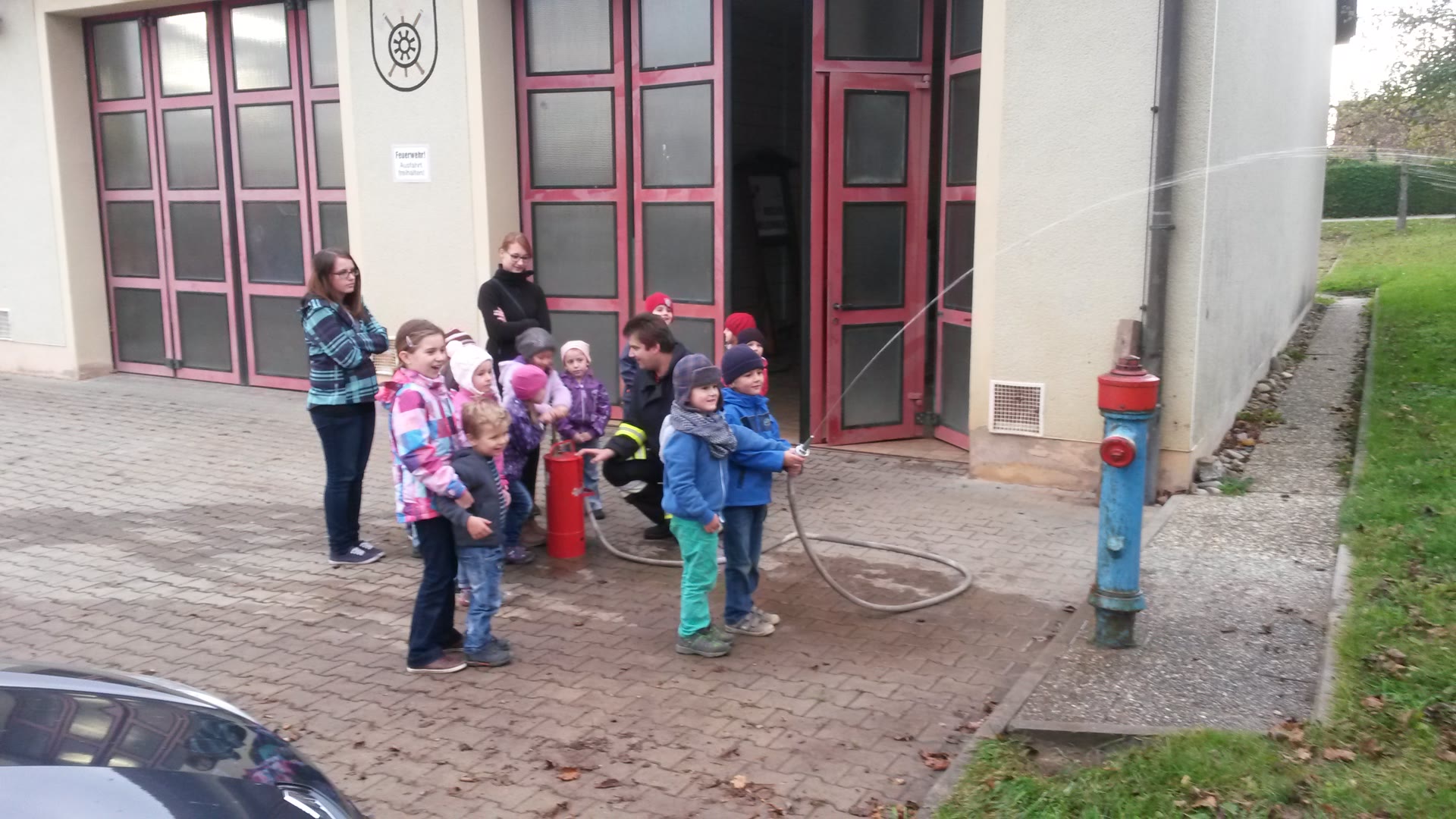 Kindergarten zu Besuch bei der Feuerwehr