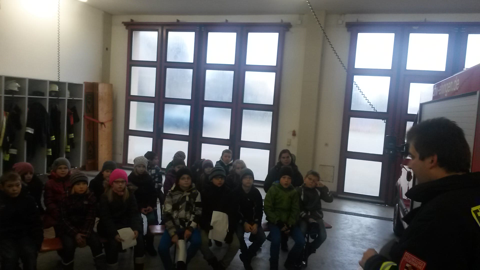 Grundschule zu Besuch bei der Feuerwehr