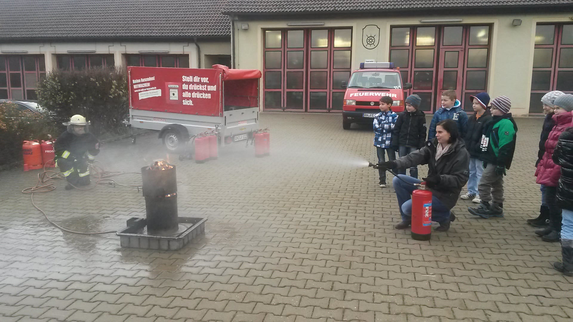 Grundschule zu Besuch bei der Feuerwehr