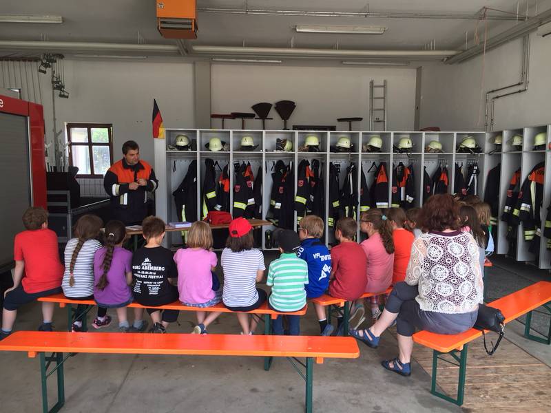 Grundschule zu Besuch bei der Feuerwehr