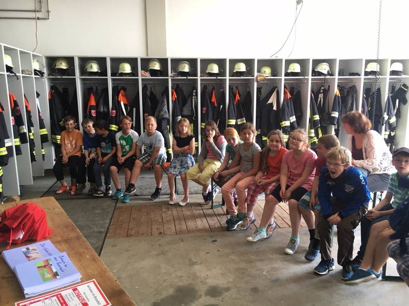 Grundschule zu Besuch bei der Feuerwehr