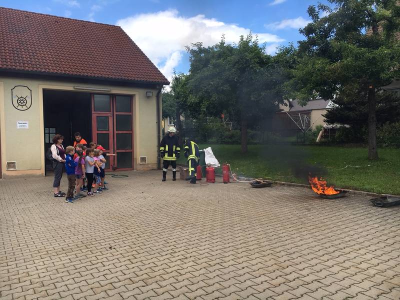 Grundschule zu Besuch bei der Feuerwehr