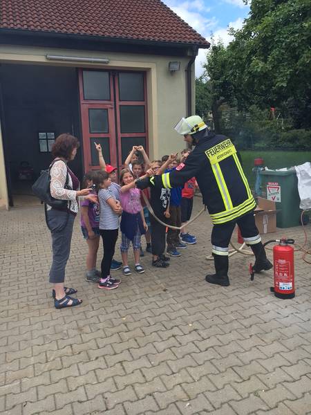 Grundschule zu Besuch bei der Feuerwehr
