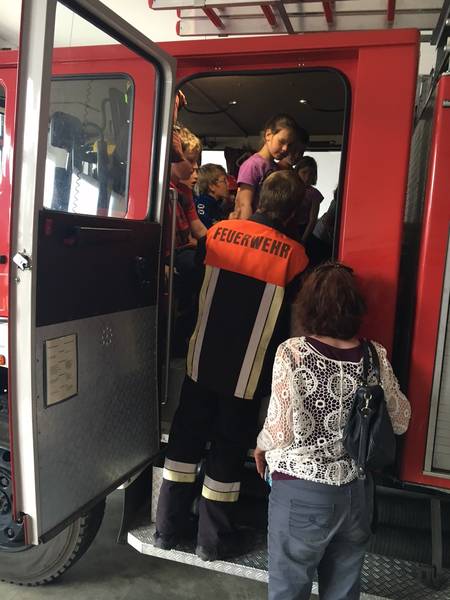 Grundschule zu Besuch bei der Feuerwehr