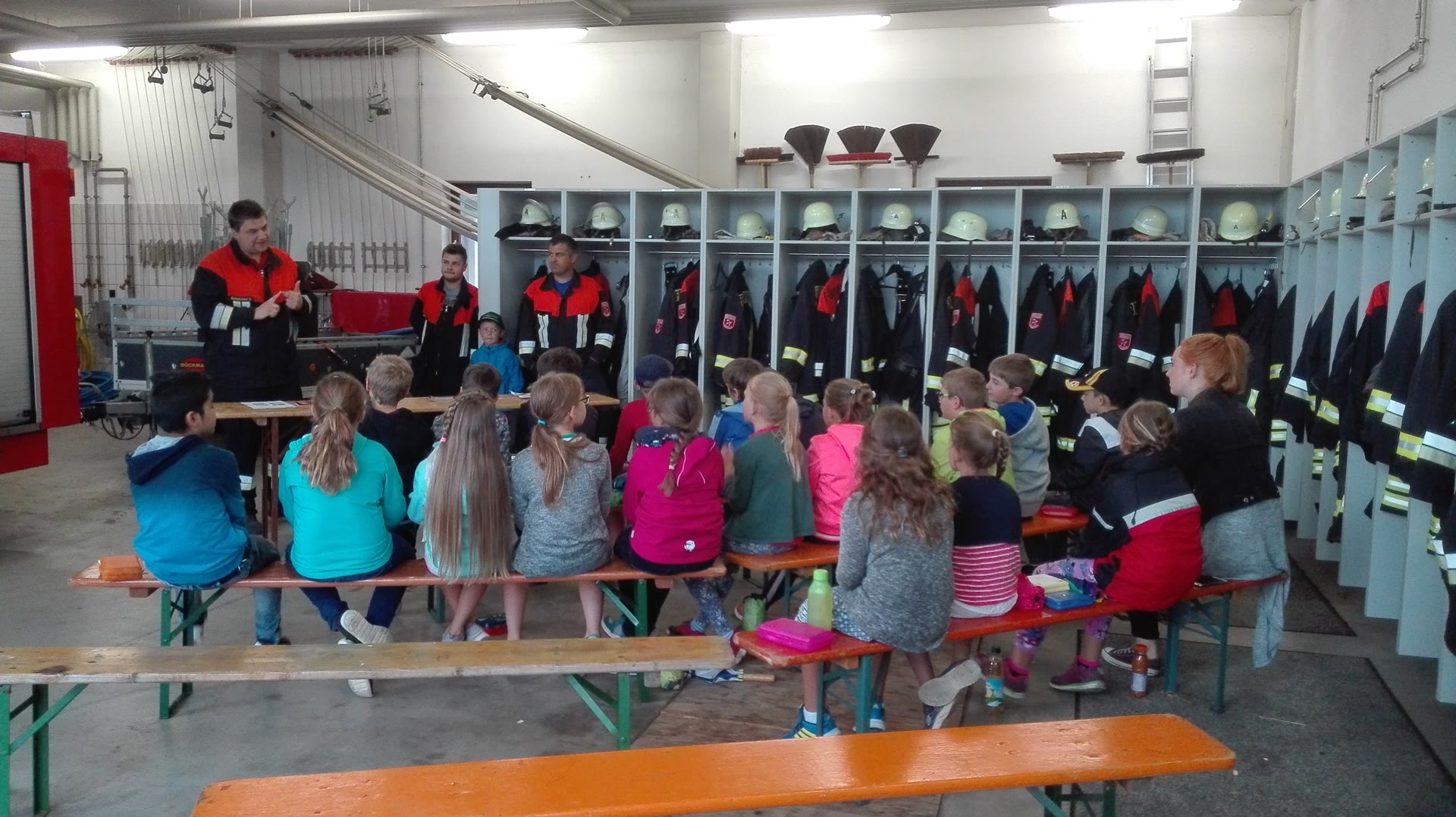 Grundschule zu Besuch bei der Feuerwehr