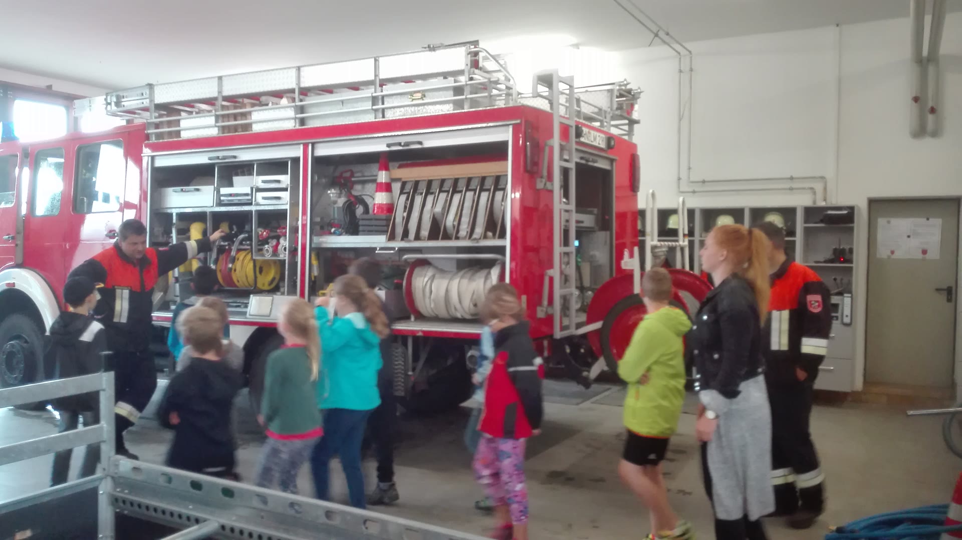 Grundschule zu Besuch bei der Feuerwehr