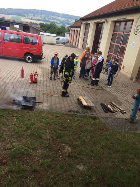 Grundschule zu Besuch bei der Feuerwehr