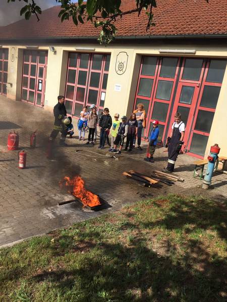 Grundschule zu Besuch bei der Feuerwehr