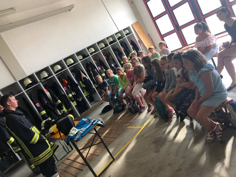 Grundschule zu Besuch bei der Feuerwehr
