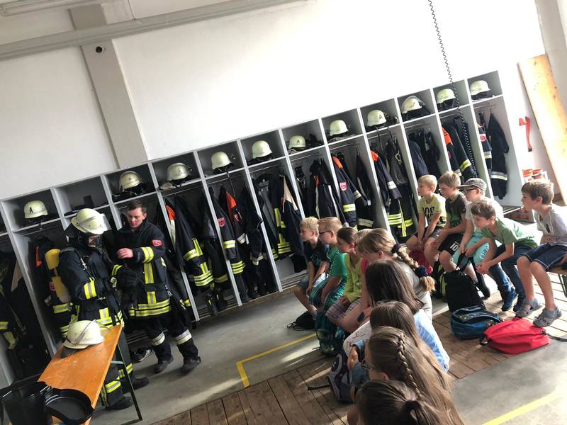 Grundschule zu Besuch bei der Feuerwehr