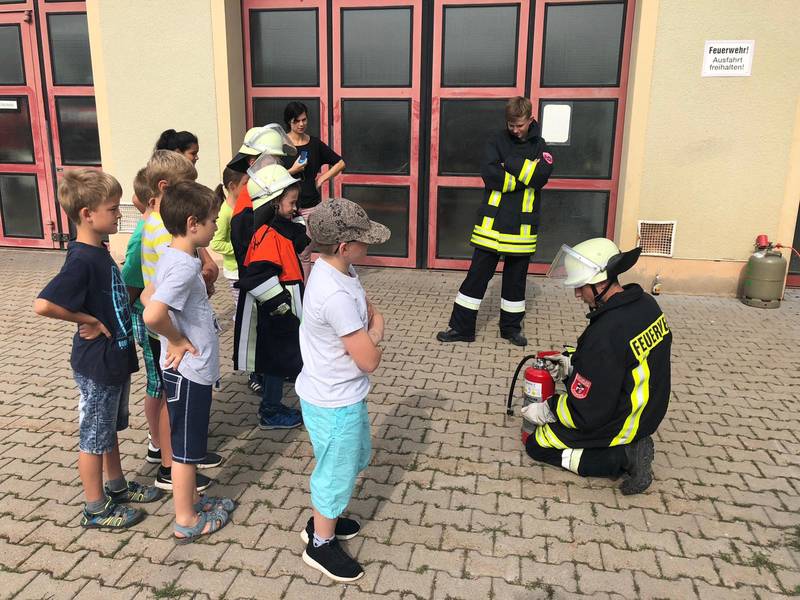 Grundschule zu Besuch bei der Feuerwehr