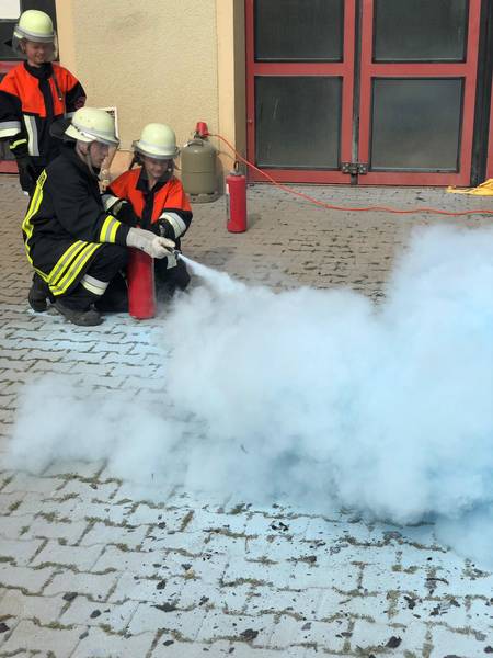 Grundschule zu Besuch bei der Feuerwehr