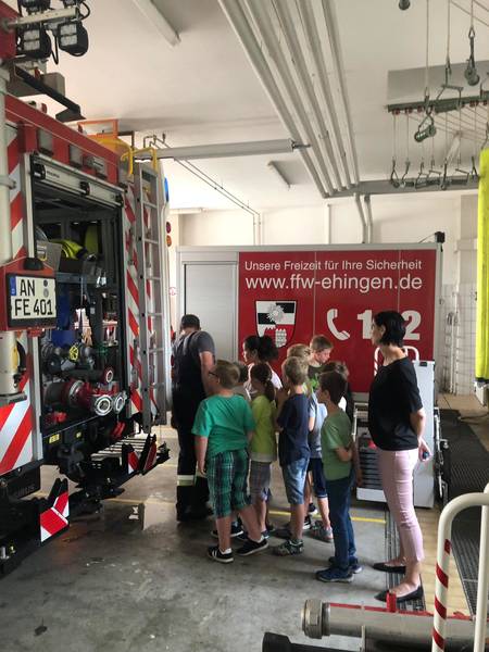 Grundschule zu Besuch bei der Feuerwehr