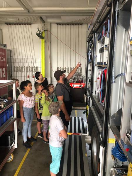 Grundschule zu Besuch bei der Feuerwehr