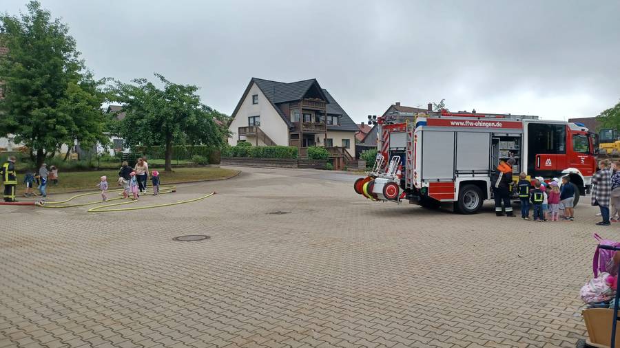 Kindergarten zu Besuch bei der Feuerwehr