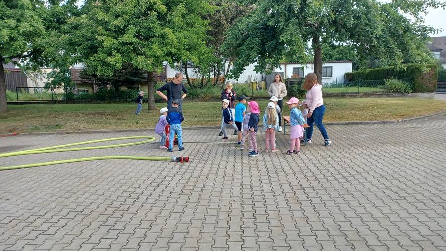 Kindergarten zu Besuch bei der Feuerwehr