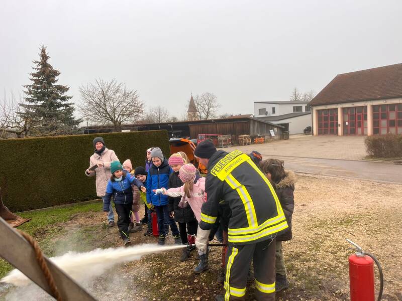 Grundschule Ehingen bei der Feuerwehr