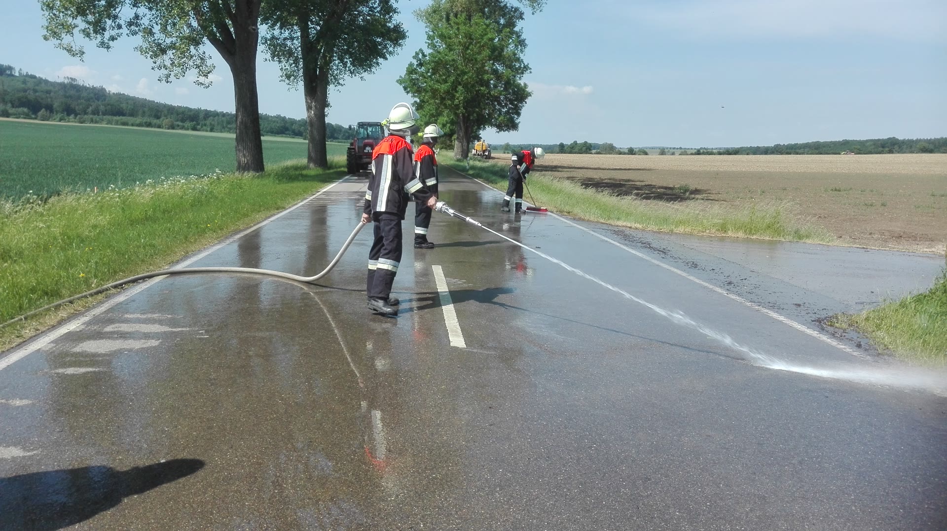 verschmutzte Fahrbahn / Staatsstraße Ehingen